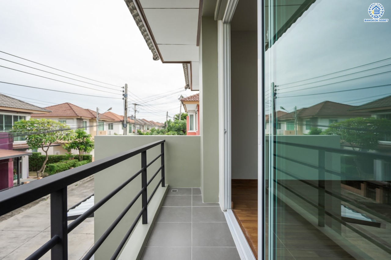 บ้านเดี่ยวมือสองนนทบุรี ม.ฮาบิเทีย ราชพฤกษ์-345 จากแบรนด์คุณภาพ Sansiri เนื้อที่ 50 ตร.ว. ฟังก์ชัน 3 ห้องนอน 2 ห้องน้ำ จอดรถได้ 2 คัน บนทำเลติดถนนใหญ่ 345 พร้อมเชื่อมสู่ราชพฤกษ์, แจ้งวัฒนะ และติวานนท์ ฯลฯ ได้อย่างรวดเร็ว ใกล้ทางด่วน "ศรีสมาน" และรายล้อมด้วยสิ่งอำนวยความสะดวกครบ